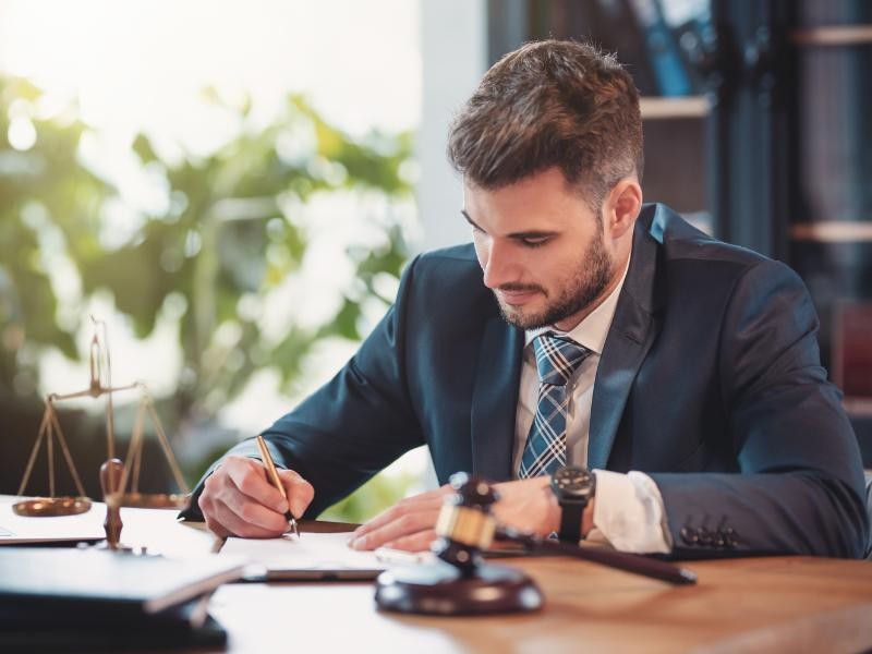 Quando Contratar um Advogado para Negociar Débitos Fiscais da Empresa?