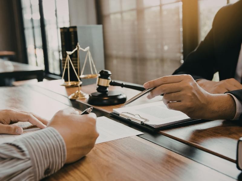 Como Identificar Cobranças Abusivas e Buscar Revisão com um Advogado Especialista?