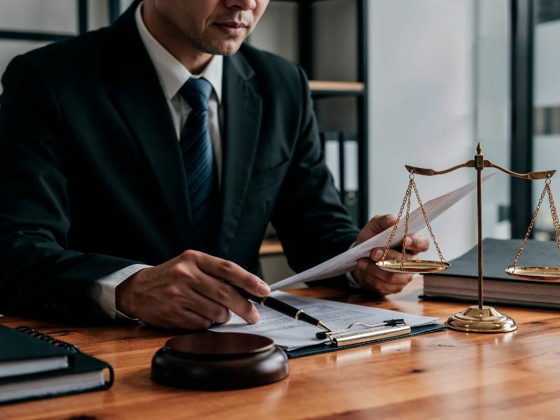 Como Funciona a Defesa em Crime Contra a Administração Pública feita por um Advogado?